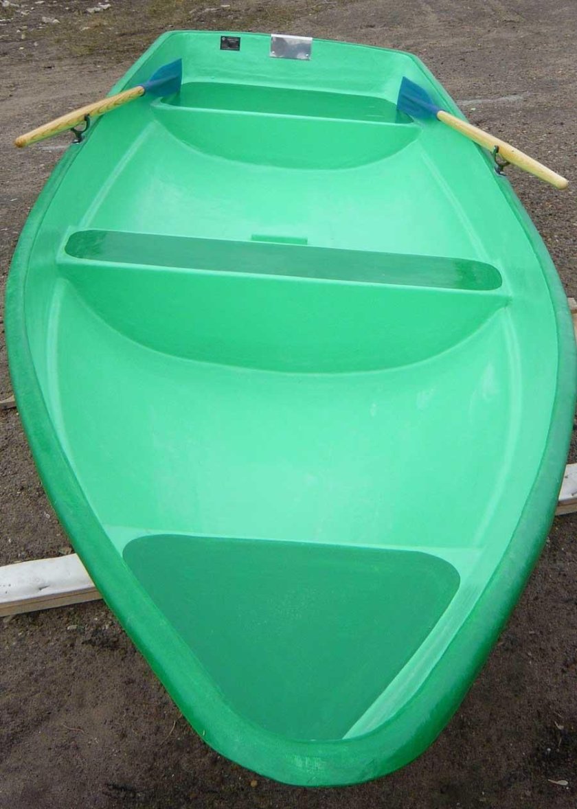 Лодка весельная стеклопластиковая
