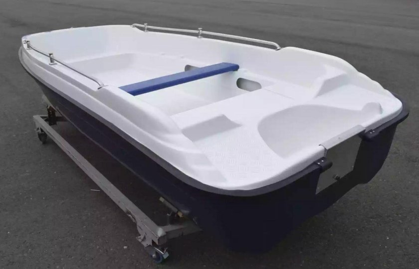 Стеклопластиковая лодка тримаран Пингвин