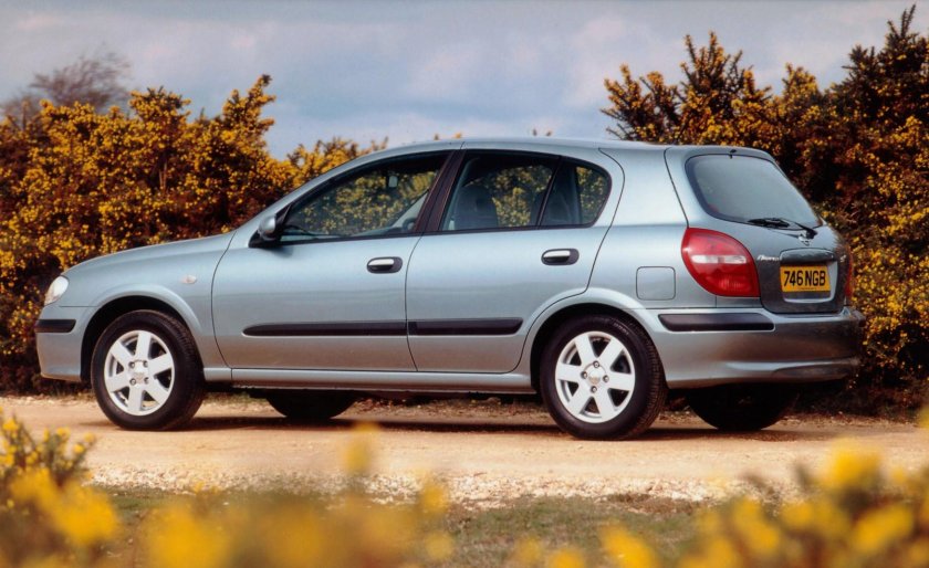 Nissan Almera 2000 хэтчбек