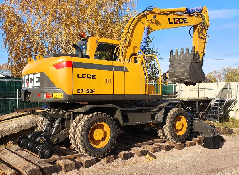 Экскаватор на комбинированном ходу