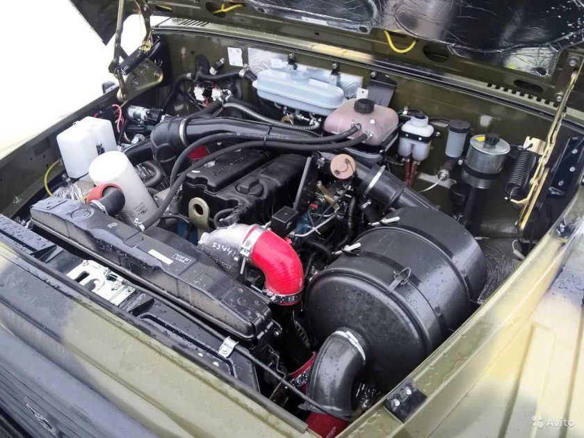 ГАЗ 3309 моторный отсек