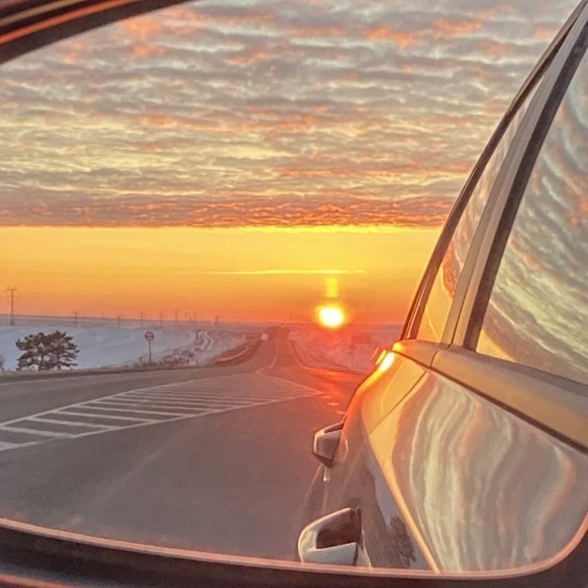 Красивый закат из машины