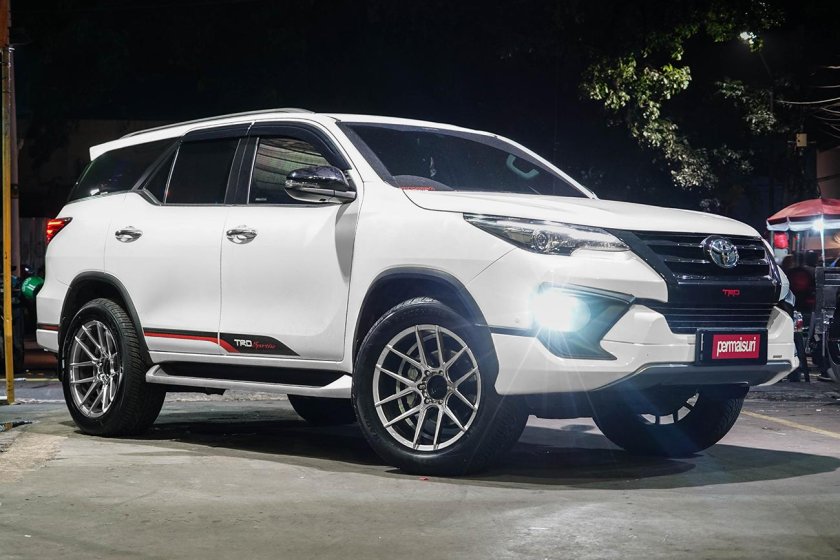 Тойота фортунер 2021