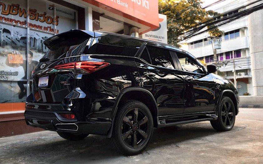 2020 Toyota Fortuner Black Tuning