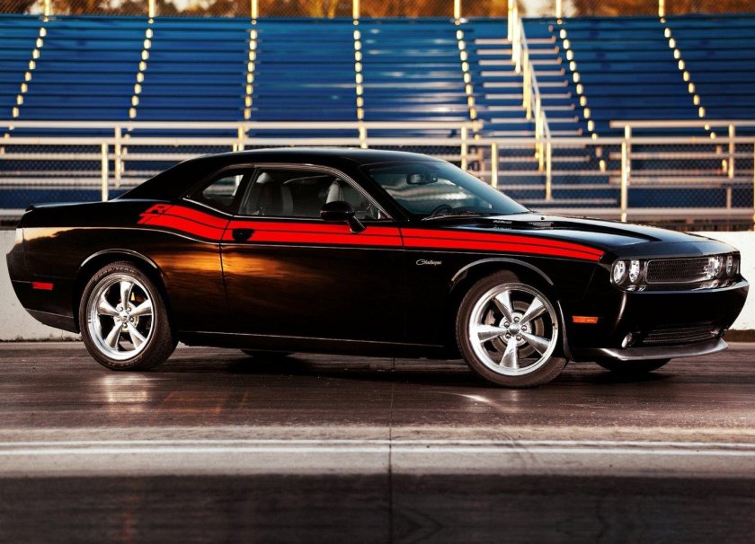 Машина додж челленджер