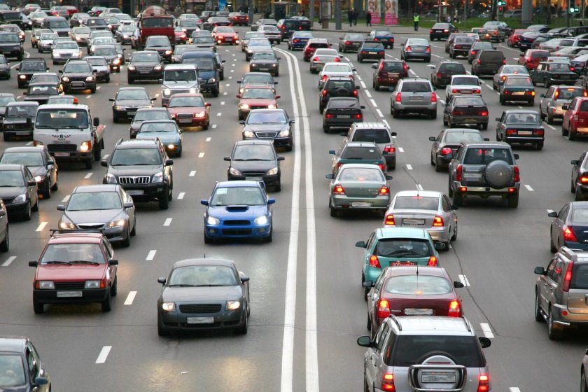 Машина на дороге