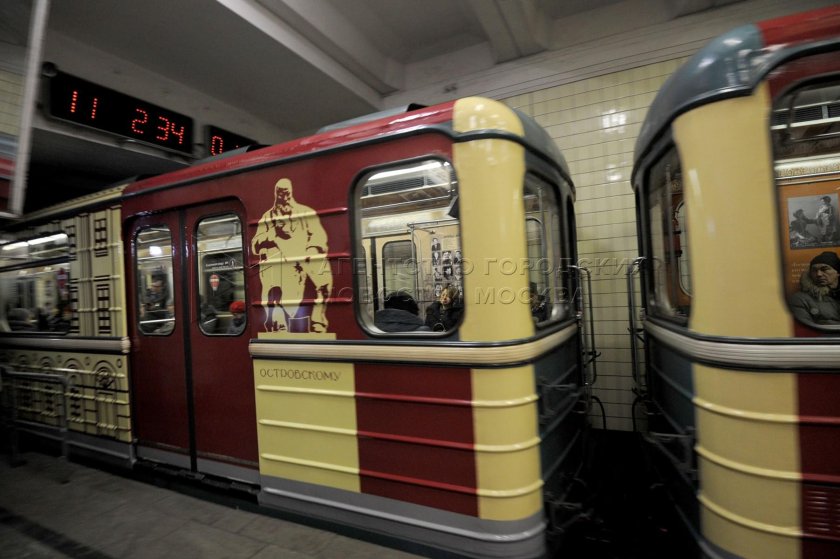 Театральный поезд метро