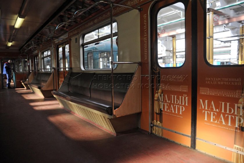 Театральный поезд метро