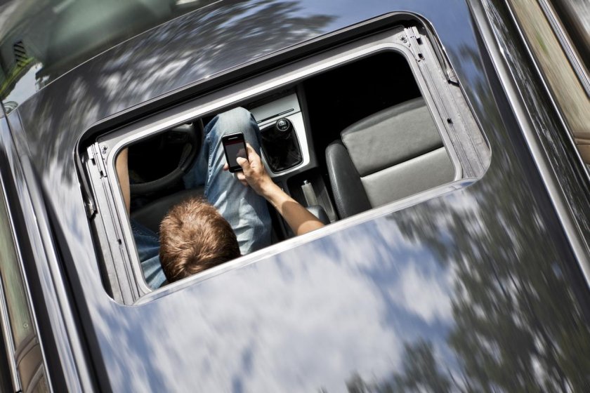 Девушка из люка машины