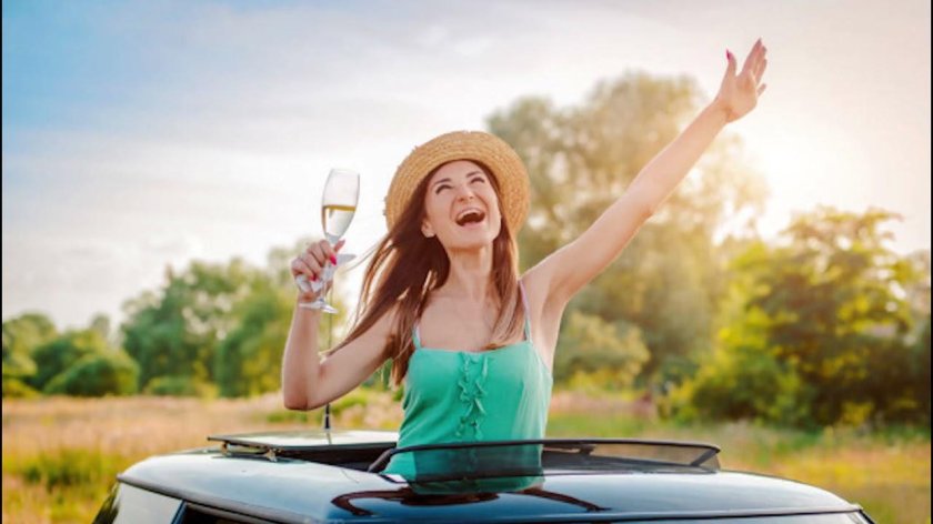 Девушка в люке машины