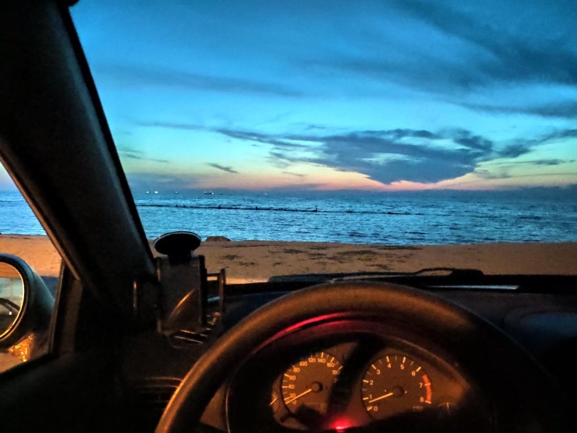 Вид из машины на море