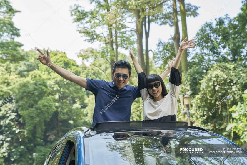 Из люка машины