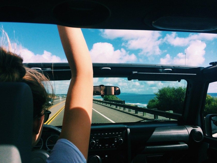 Девушка едет на машине