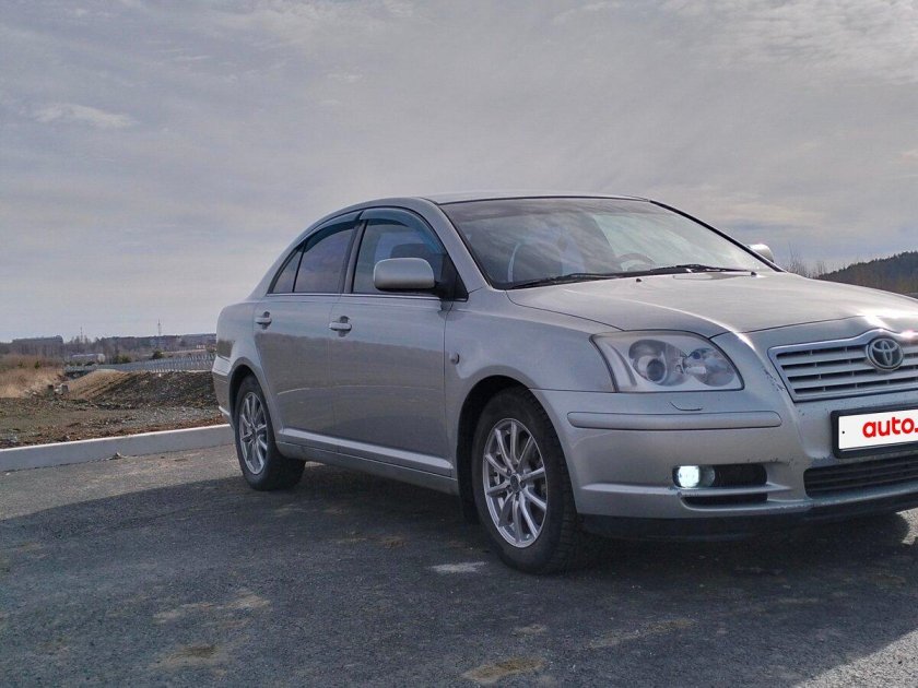 Тойота авенсис 2004г