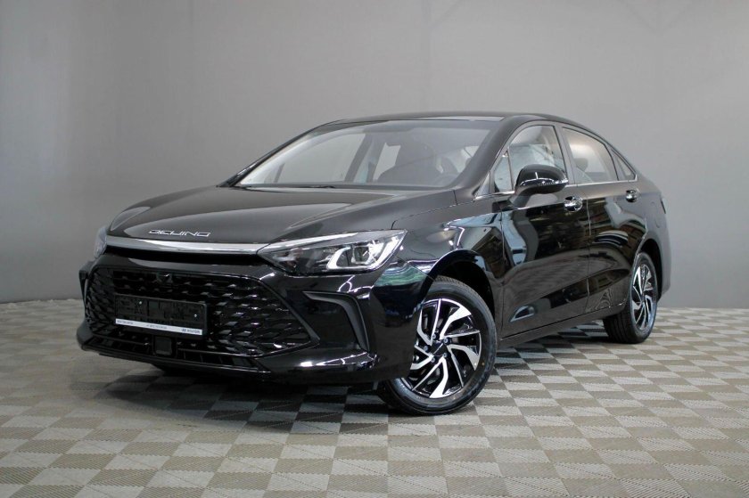 BAIC u5 Plus черного цвета