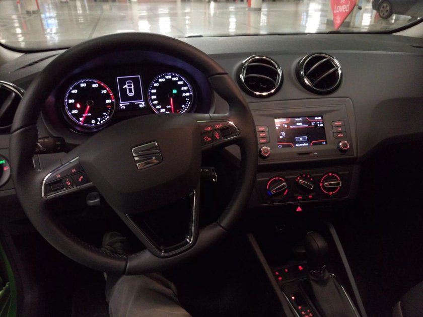 Seat Ibiza 2012 салон