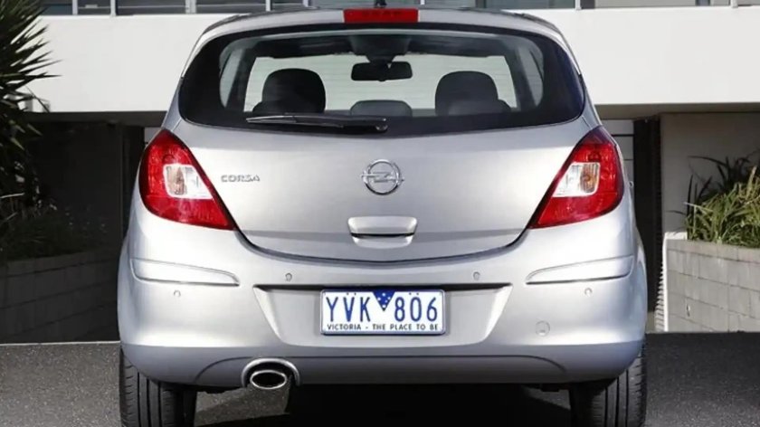 Opel Corsa сзади