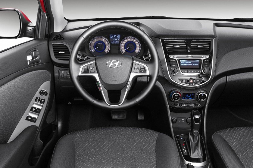 Hyundai Solaris 2012 хэтчбек салон