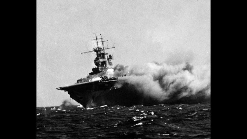 Горящий авианосец США