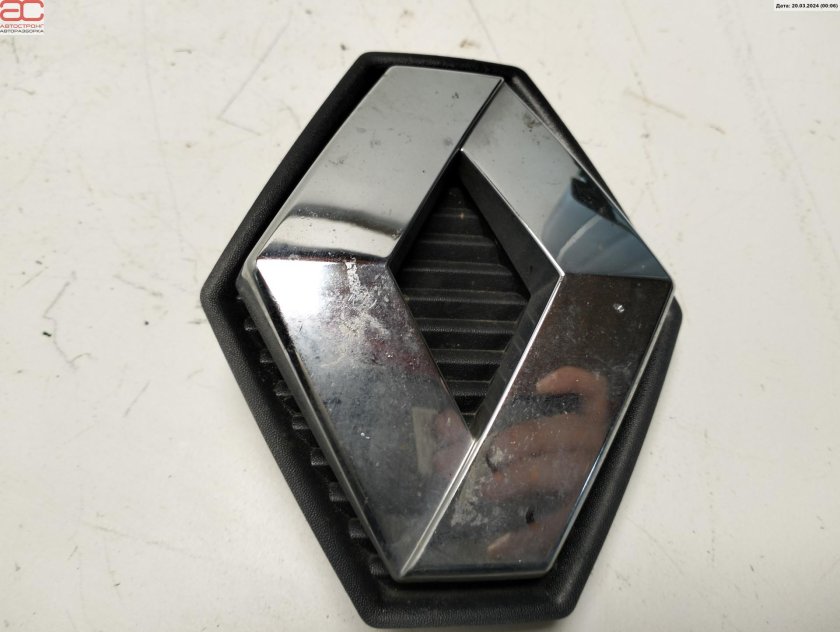 Эмблема решетки радиатора Рено Дастер 2013