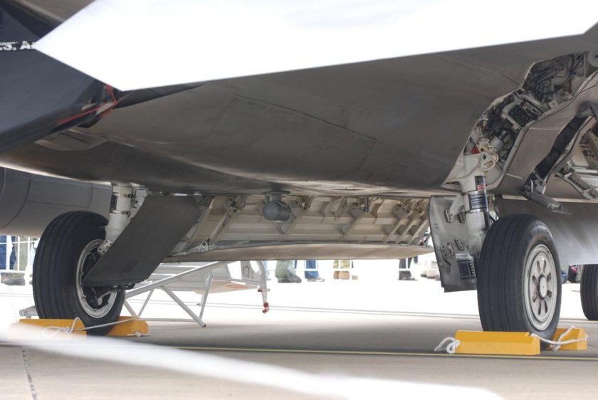 F-22 шасси