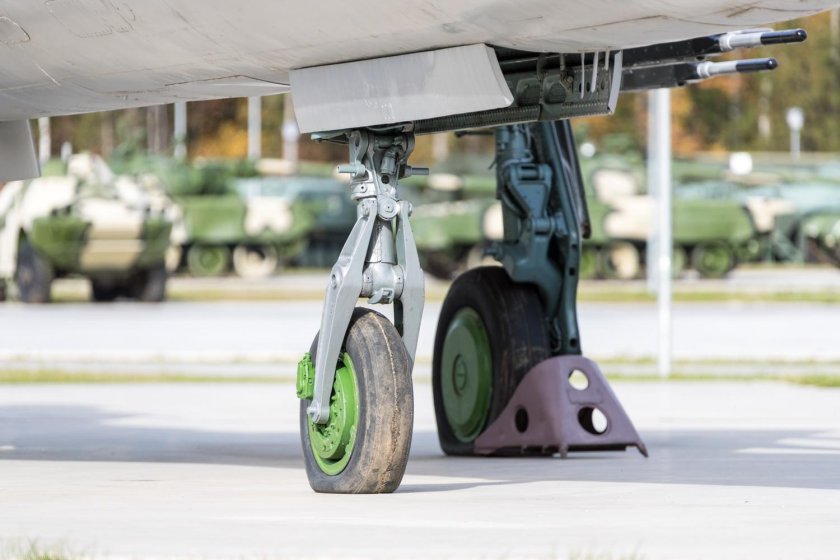 Стойка шасси Су-27