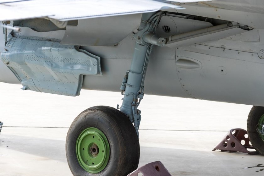 Передняя стойка шасси миг-27