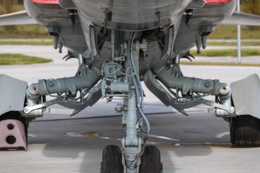 Передняя стойка шасси миг 23 млд