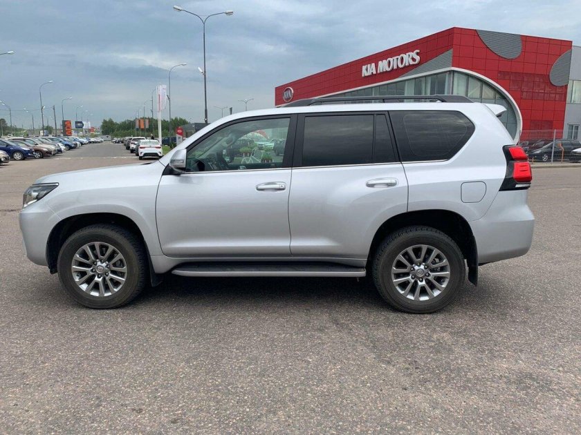 Серебристый Toyota Prado 2021