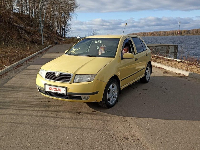 Рено Логан желтый