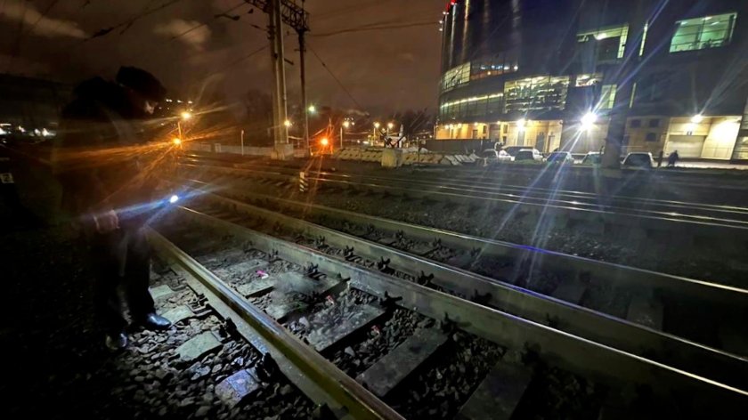 Девушка в наушниках попала под поезд
