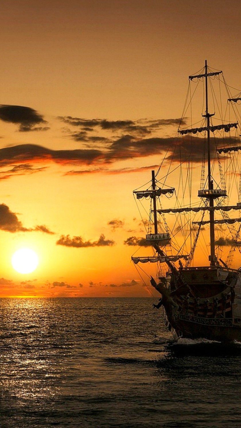 Корабль на закате