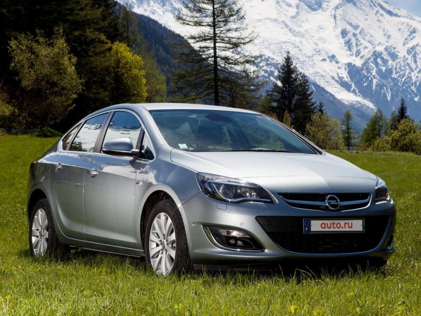 Opel Astra j 2015 седан