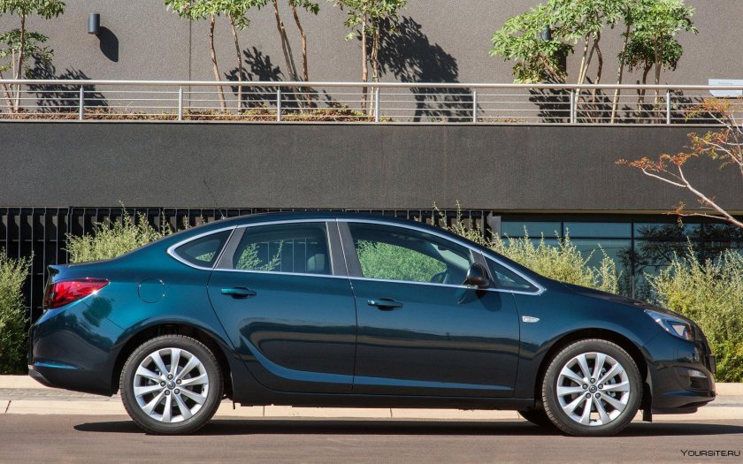 Опель Астра j 2013 седан