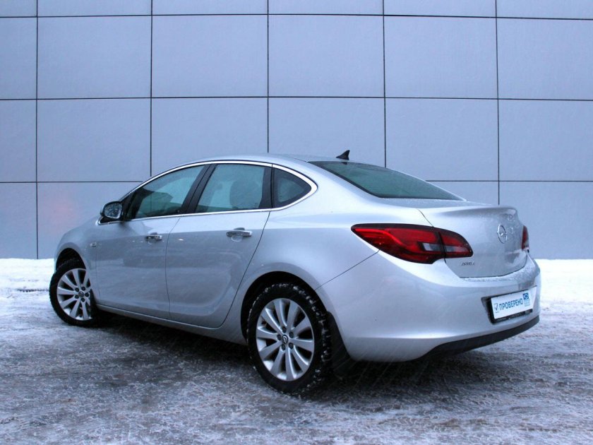 Опель Астра j 2012 седан