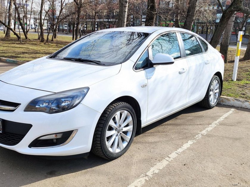 Opel Astra j 2012 седан
