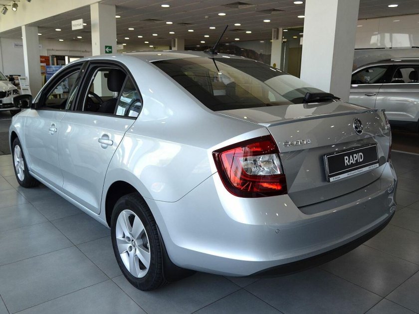 Шкода Рапид серебристый