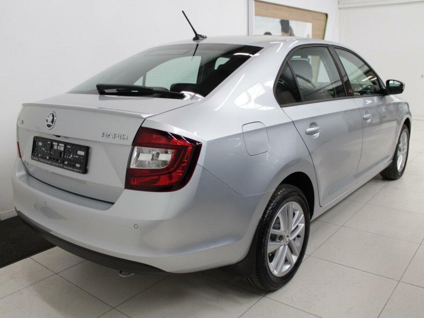 Шкода Рапид серебристый