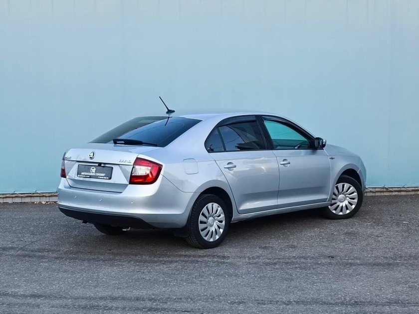 Шкода Рапид серебристый