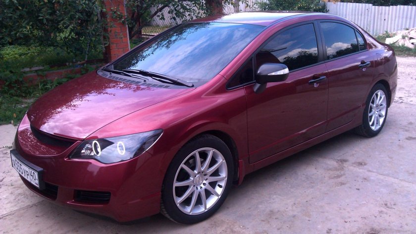 Красная Хонда Цивик 4 д