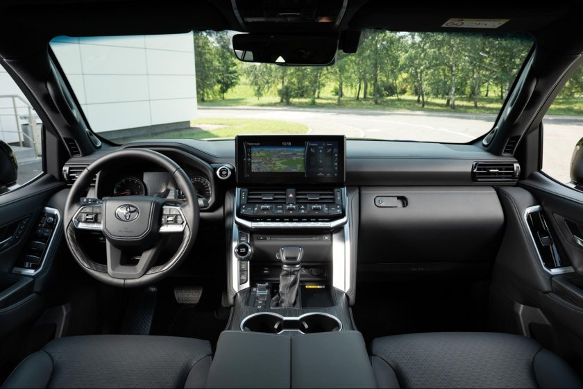 Toyota Land Cruiser 300 интерьер