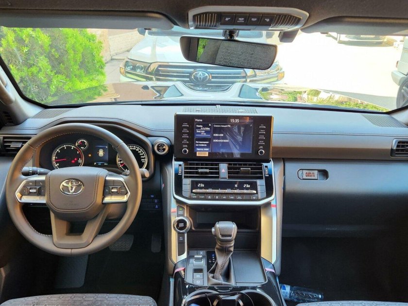 Тойота ленд Крузер 300 2023 салон