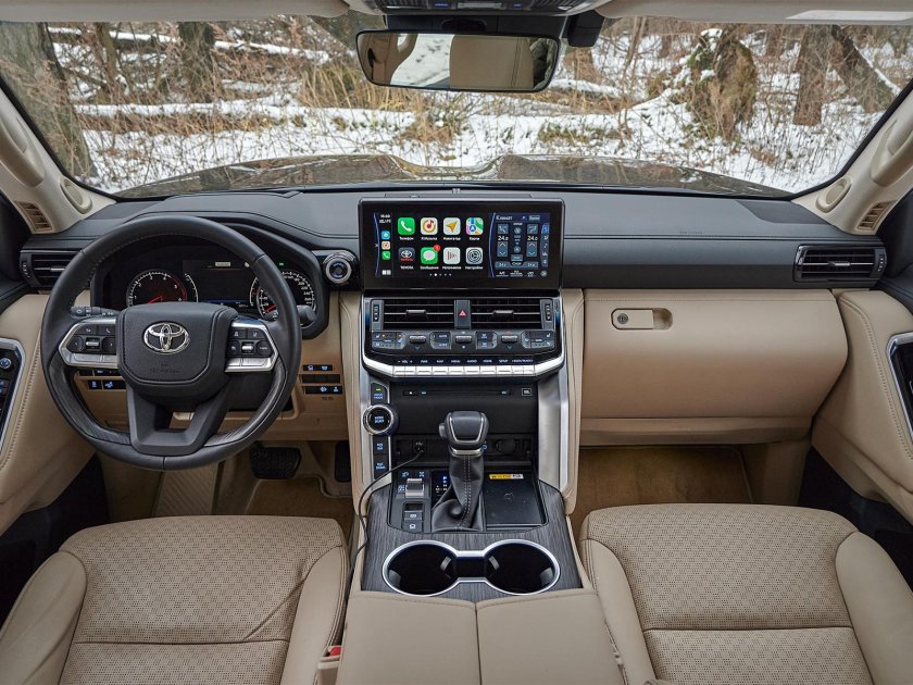 Toyota Land Cruiser 300 салон