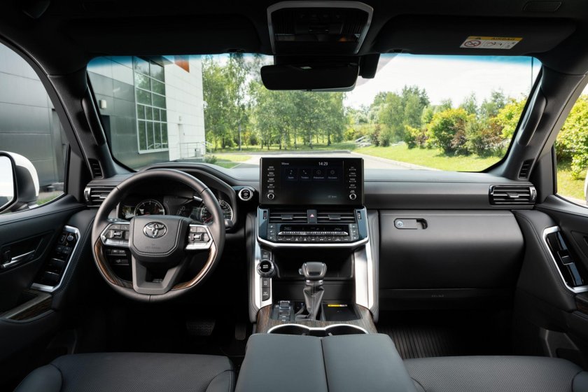 Toyota land cruiser 300 interior