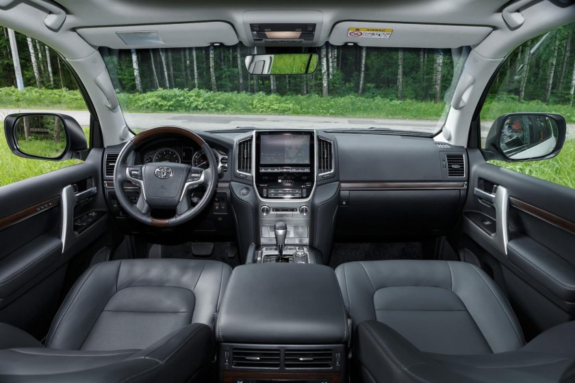 Toyota Land Cruiser 300 салон