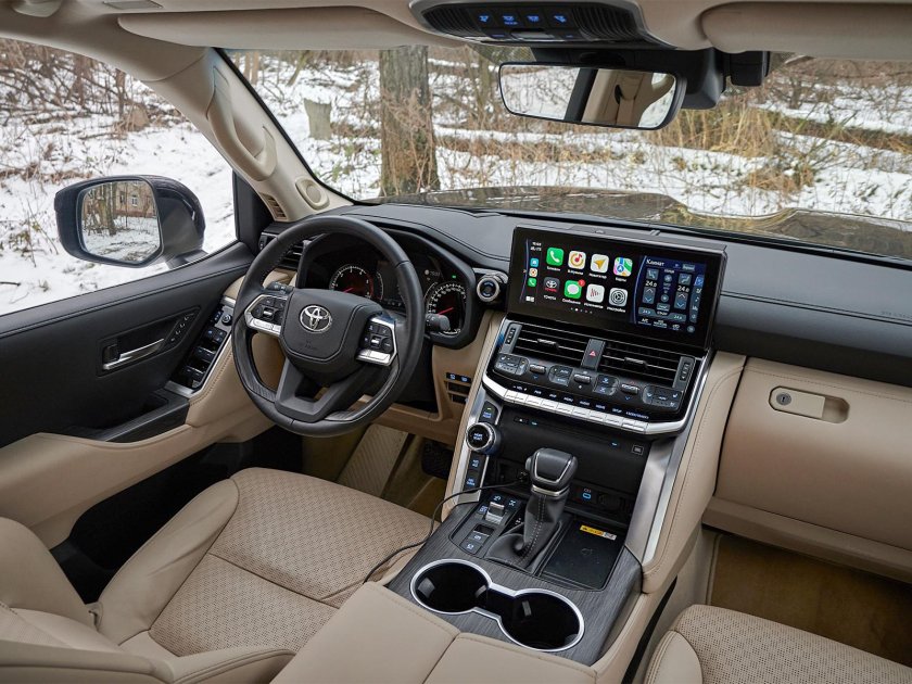 Toyota Land Cruiser 300 2022 салон