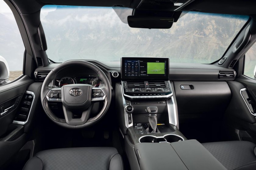 Toyota Land Cruiser 300 2022 салон
