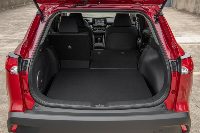 Тойота Королла кросс 2022 багажник