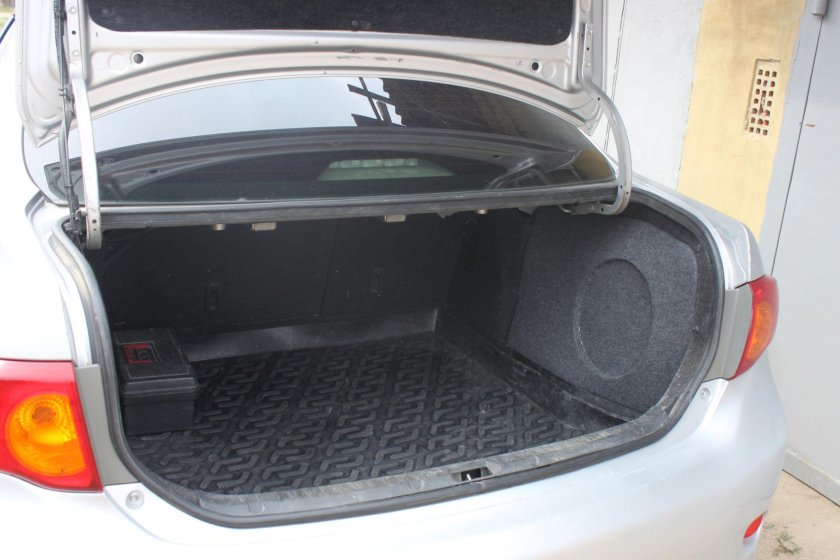 Стелс сабвуфер Тойота Королла 150