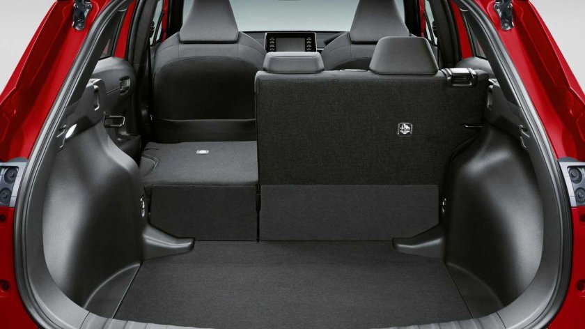 Тойота Королла кросс 2022 багажник